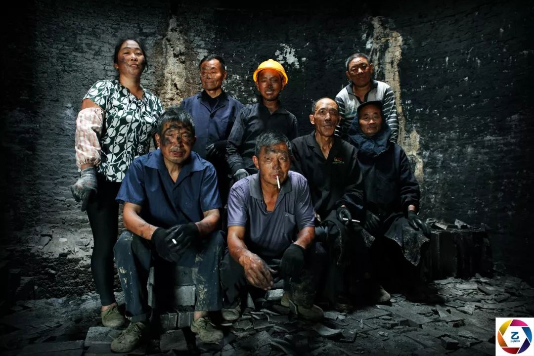 图为安徽省天长市窑厂的工人合影