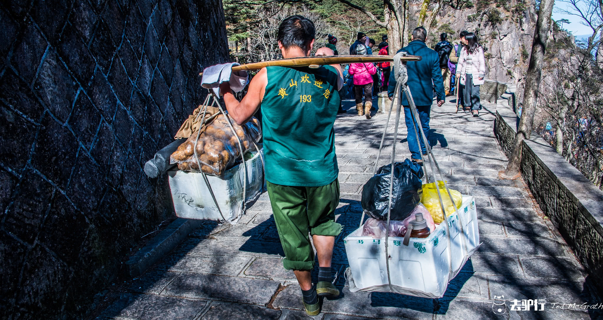 原创黄山最艰难的挑山夫:扁担都被压弯了,上去一趟也挣不了多少钱