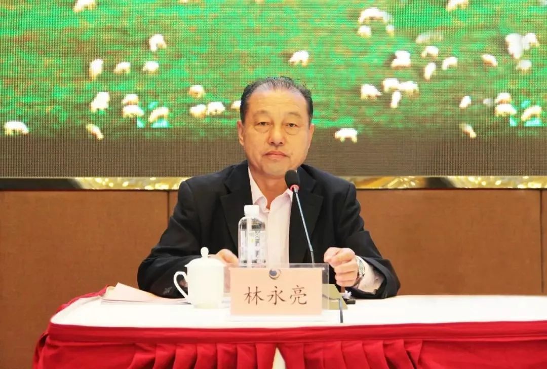 草原研究所副研究员林克剑,内蒙古农牧厅乡村产业发展处调研员赵智勇