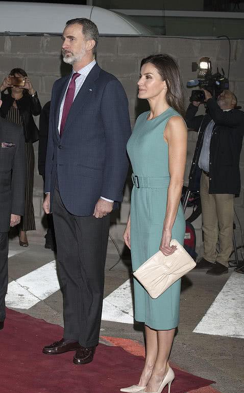 西班牙王后闪耀阿根廷一袭深v裙迷人养眼46岁比小姑娘敢穿