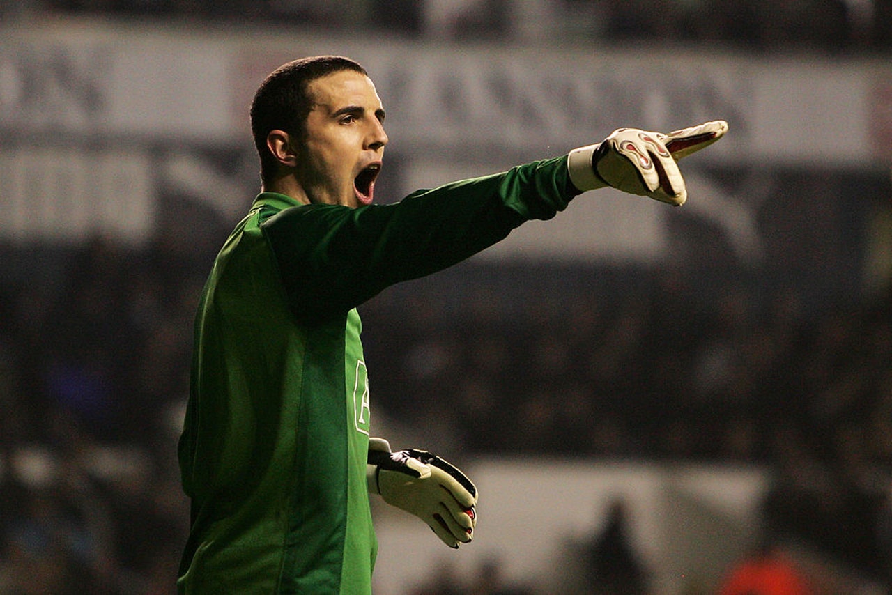 一代全能名将退役,踢前锋的他曾在曼联客串守门员扑掉基恩的单刀_奥谢