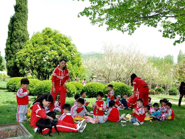 幼兒園春遊一個娃二百老師分享到群裡一張照片家長退錢