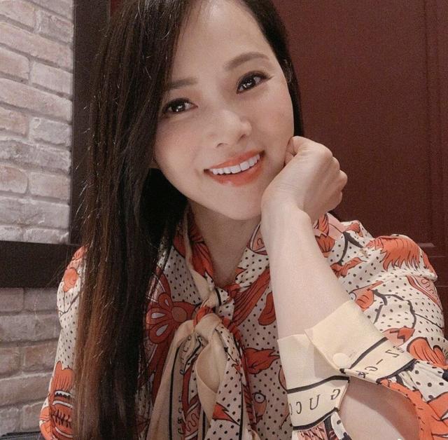 50歲伊能靜近照 長髮氣質顯少女 網友:太美了