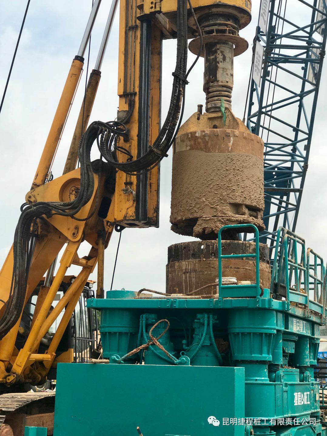 捷程桩工攻坚克难,盾安全回转钻机再创大口径全套管钻孔咬合桩新纪录_