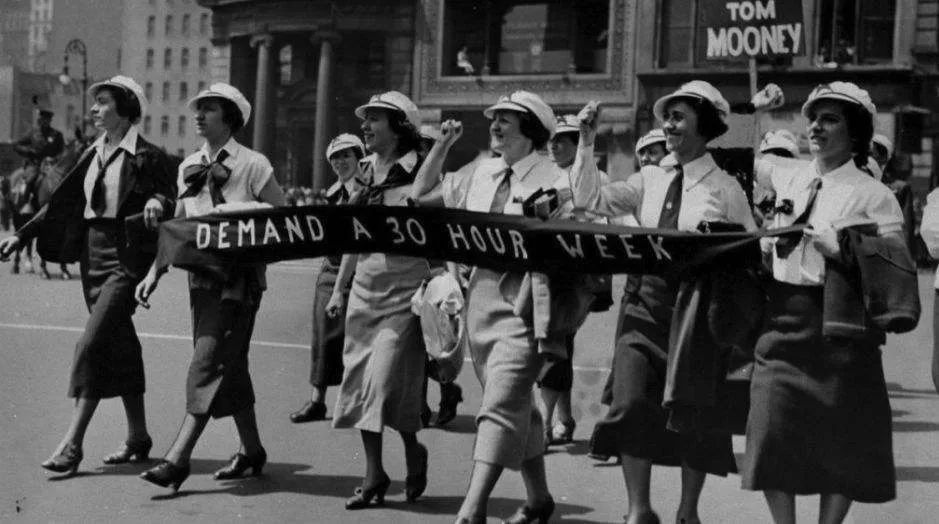 踏上街头,勇敢无畏地进行游行示威,美国国会终于在声势浩大的工人运动