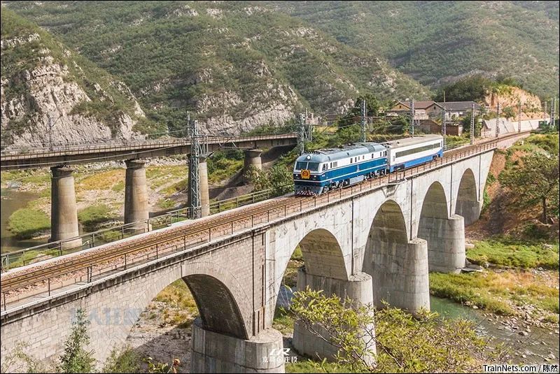 df11-0128先锋号牵引轨检车进行秋巡通过乏驴岭正太铁路遗址附近.