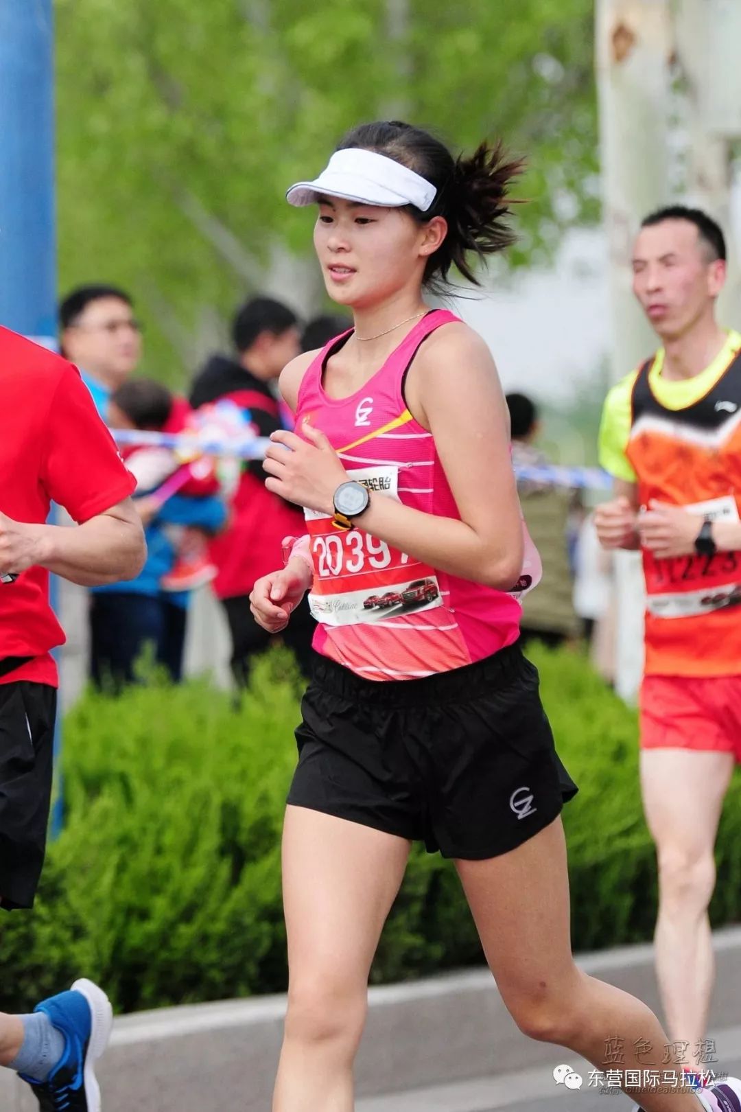 首次参加全程马拉松就获得女子中国籍第六名的赵娜,潜力股