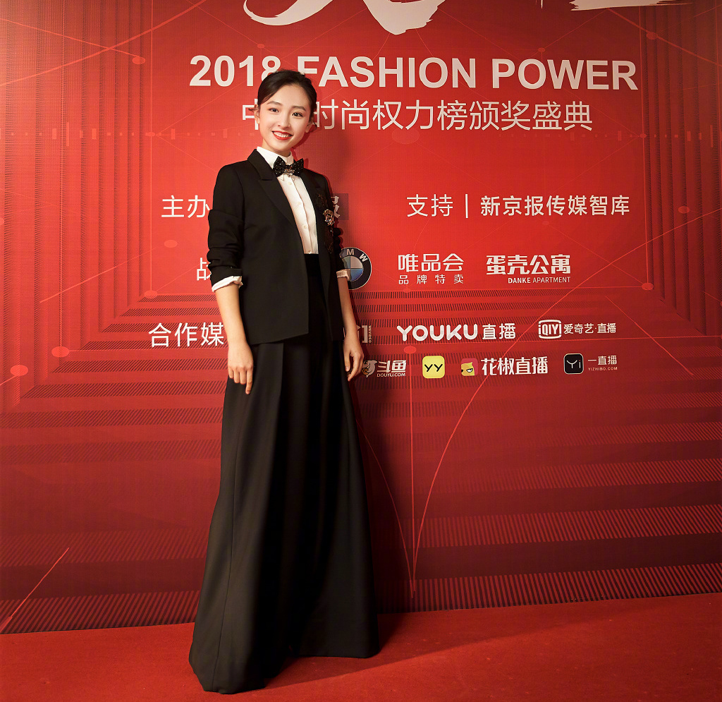 吴倩演技大获好评,西装搭配阔腿裤走红毯,大背头是亮点!