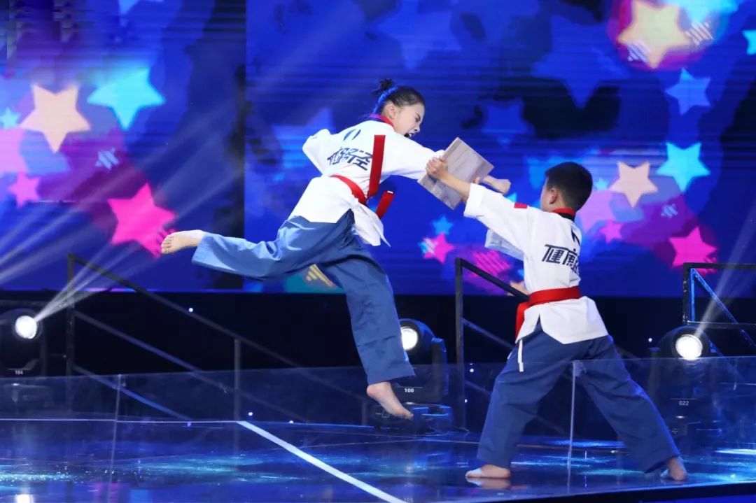 由健康路径的小朋友们带来跆拳道表演,中国舞,拉丁舞