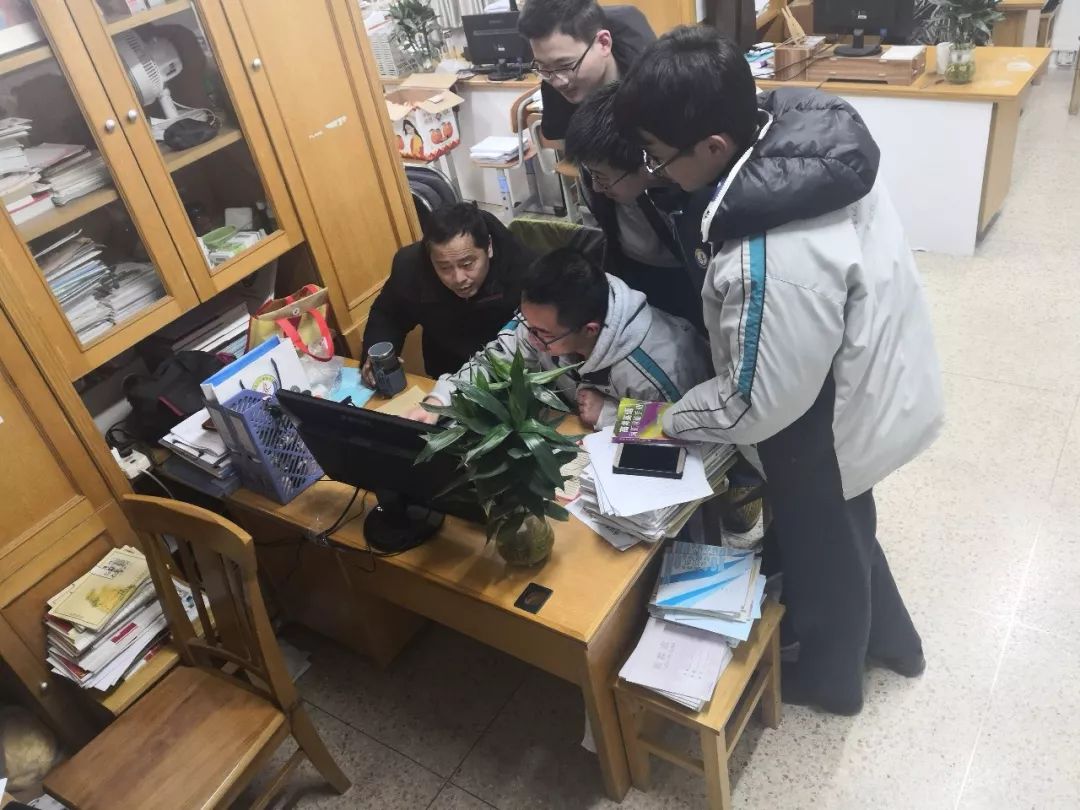 教师风采曾宪春老师被评为区教育系统十佳文明职工