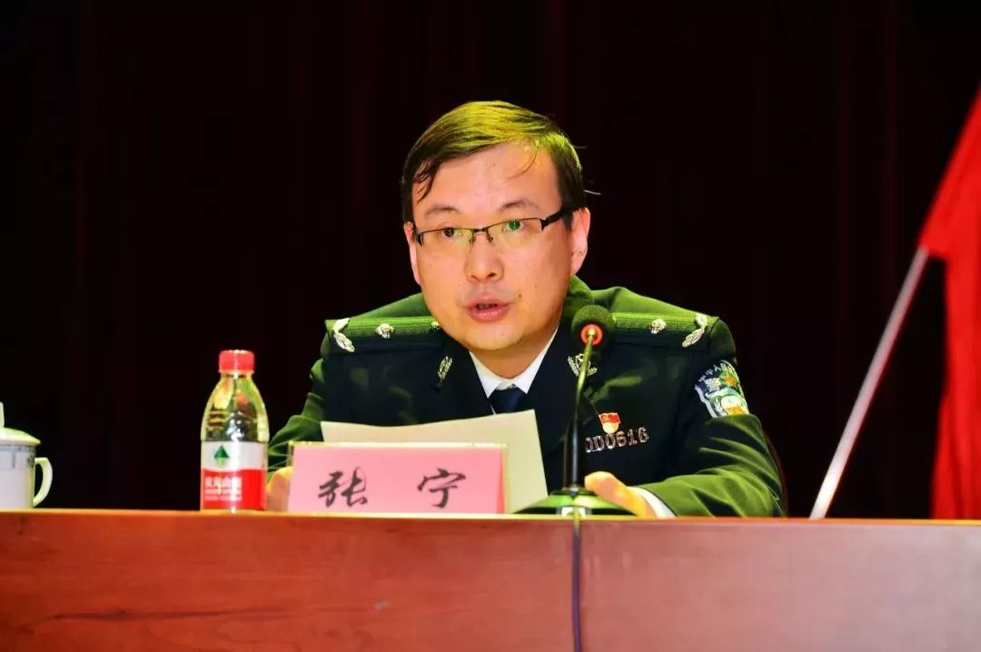 公安部新闻宣传局副局长张宁代表公安部宣读了人力资源和社会保障部