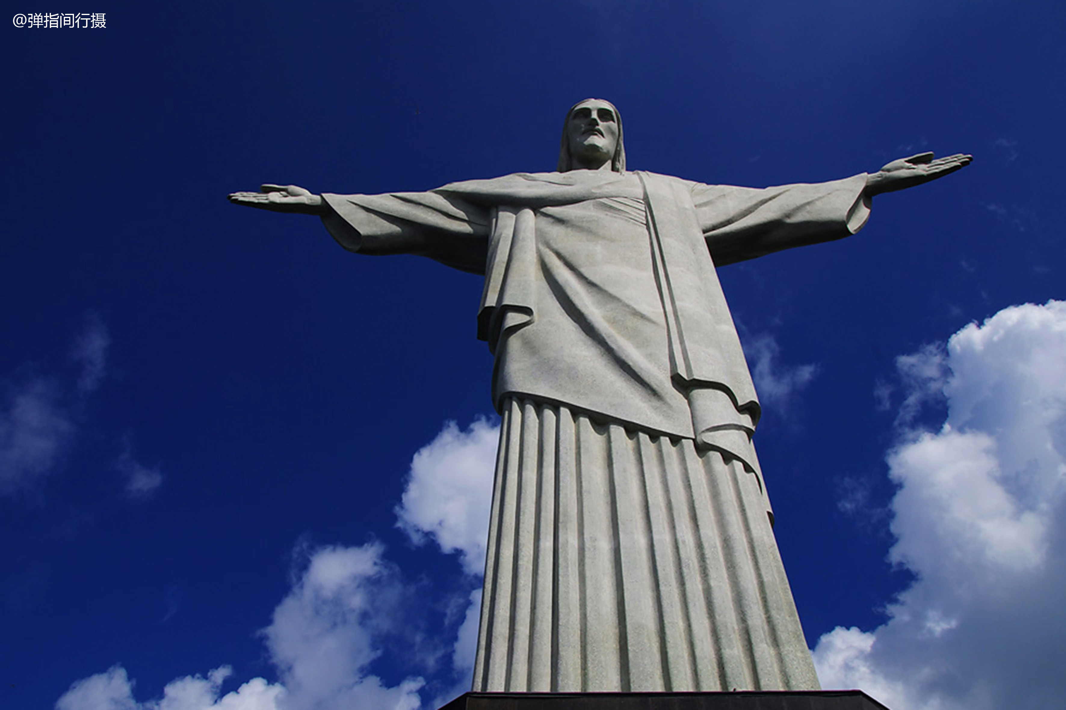 世界上最大的耶稣像,用1200吨石头雕成,高达40米,屹立高山之巅