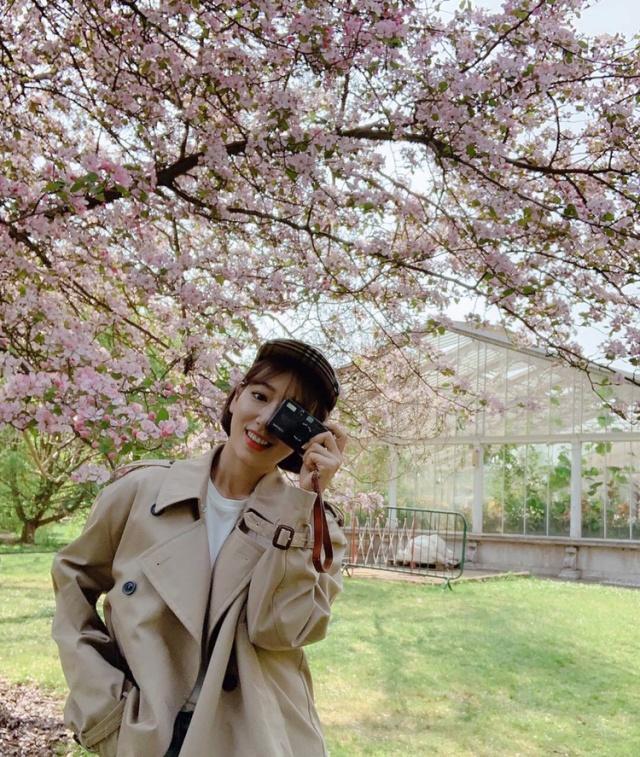 朴信惠英国旅行,换了新发色,身边有一个熟悉的背影?