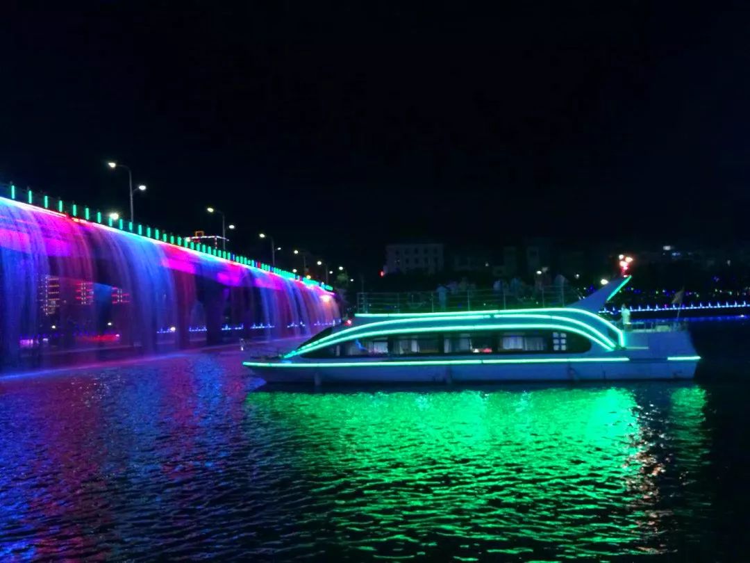 和绣江两岸的灯景流光溢彩象童话般的梦幻犹如身临仙境与天上银河结