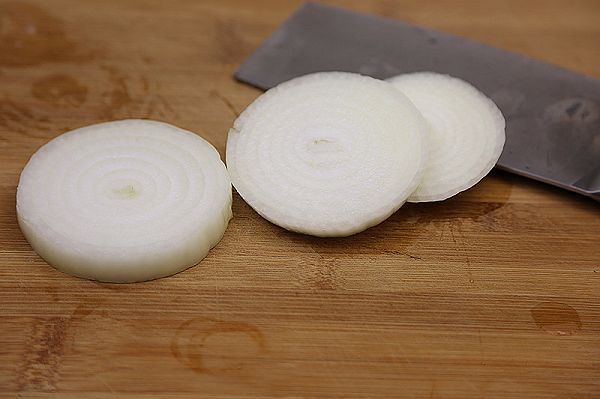 把切好的洋葱一一掰开