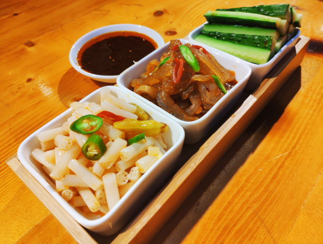 【凉菜三拼】由海蜇皮,黄瓜条,藕条组成,海蜇皮鲜脆,藕条酸爽,黄瓜条