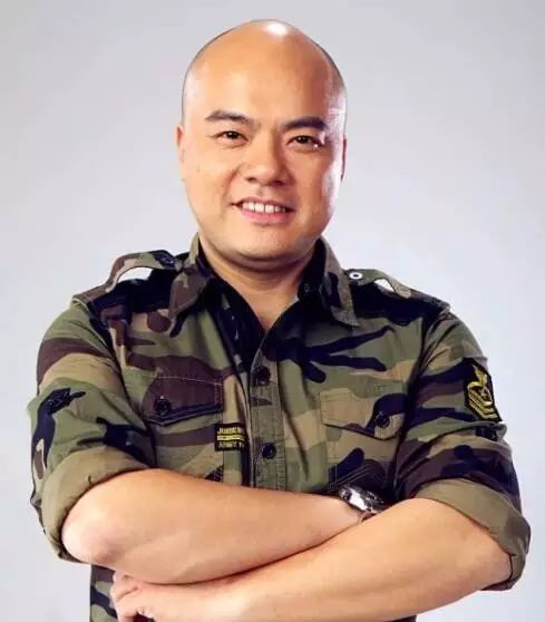 光头哥哥卢俊宇想知道每天都在电视机前面看到的现场追星▽在家门口