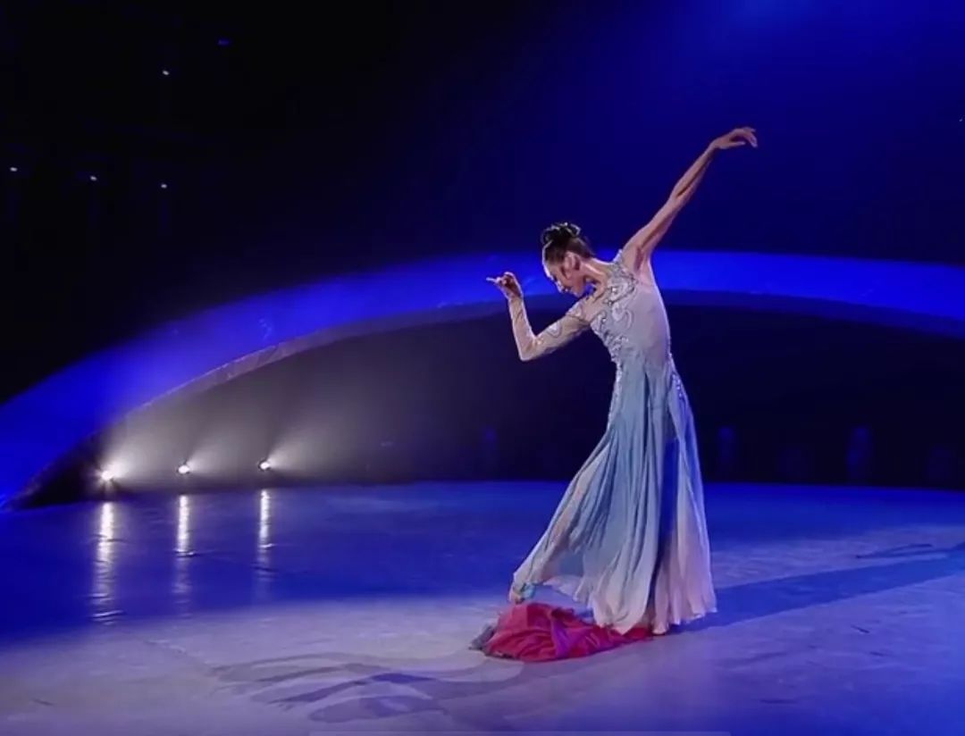 独舞《水墨孤鹤》2.独舞《飞天》3.独舞《鹊桥仙》4.