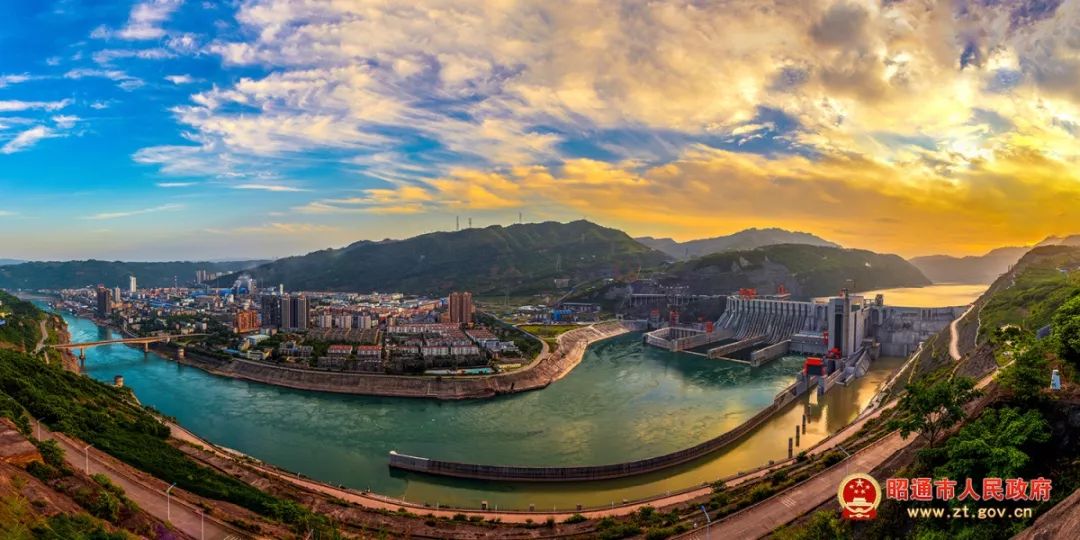 大江在侧邵女坪精品小镇金色高滩中国向家坝水富港三江汇流高峡平湖