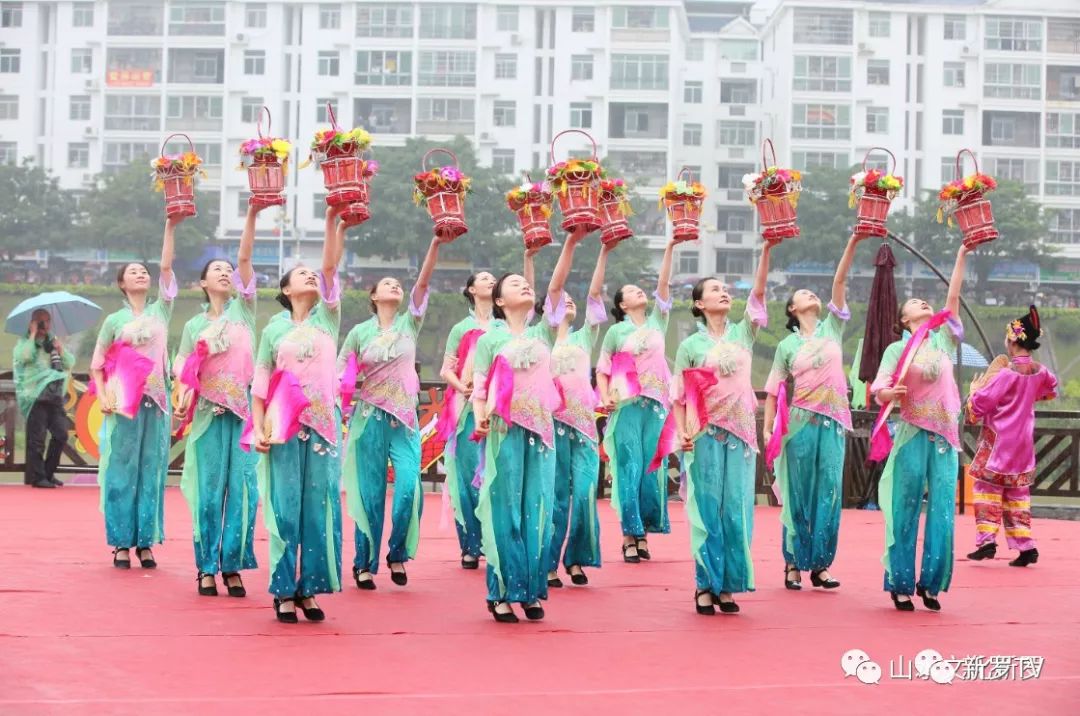 30活动时间:通过开场舞《龙凤呈祥》和民间歌舞《采茶灯》,山歌表演唱