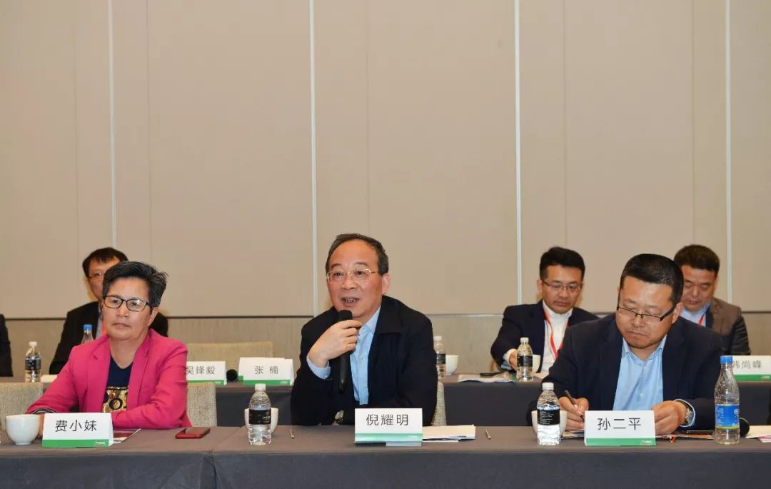 庆典仪式上,三棵树涂料股份有限公司董事长洪杰,闵行区副区长吴斌