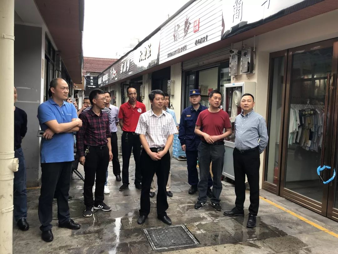 随后,吴建军,徐跃平一行来到城北综合市场,重点检查市场消防设施,疏散