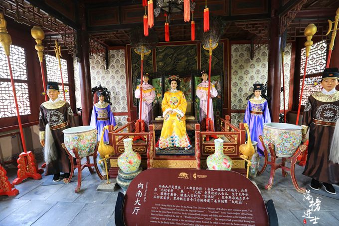 整体建筑分东,中,西三路,西路依次是垂花门,穿堂,花厅,贾母正房,凤姐