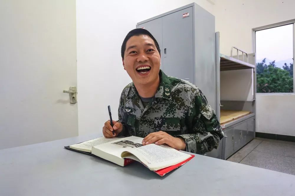 他们加入中国人民解放军穿上军装的那一刻便开始守望,至死不渝不争名