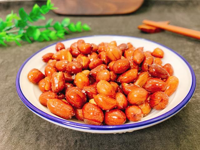 炸花生米时,不要直接炸,多加一步,花生酥脆,放一周都不返潮_水分