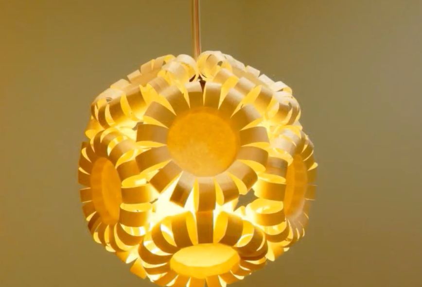 现在我们一起来看看如何用纸杯做成设计师款的灯笼.