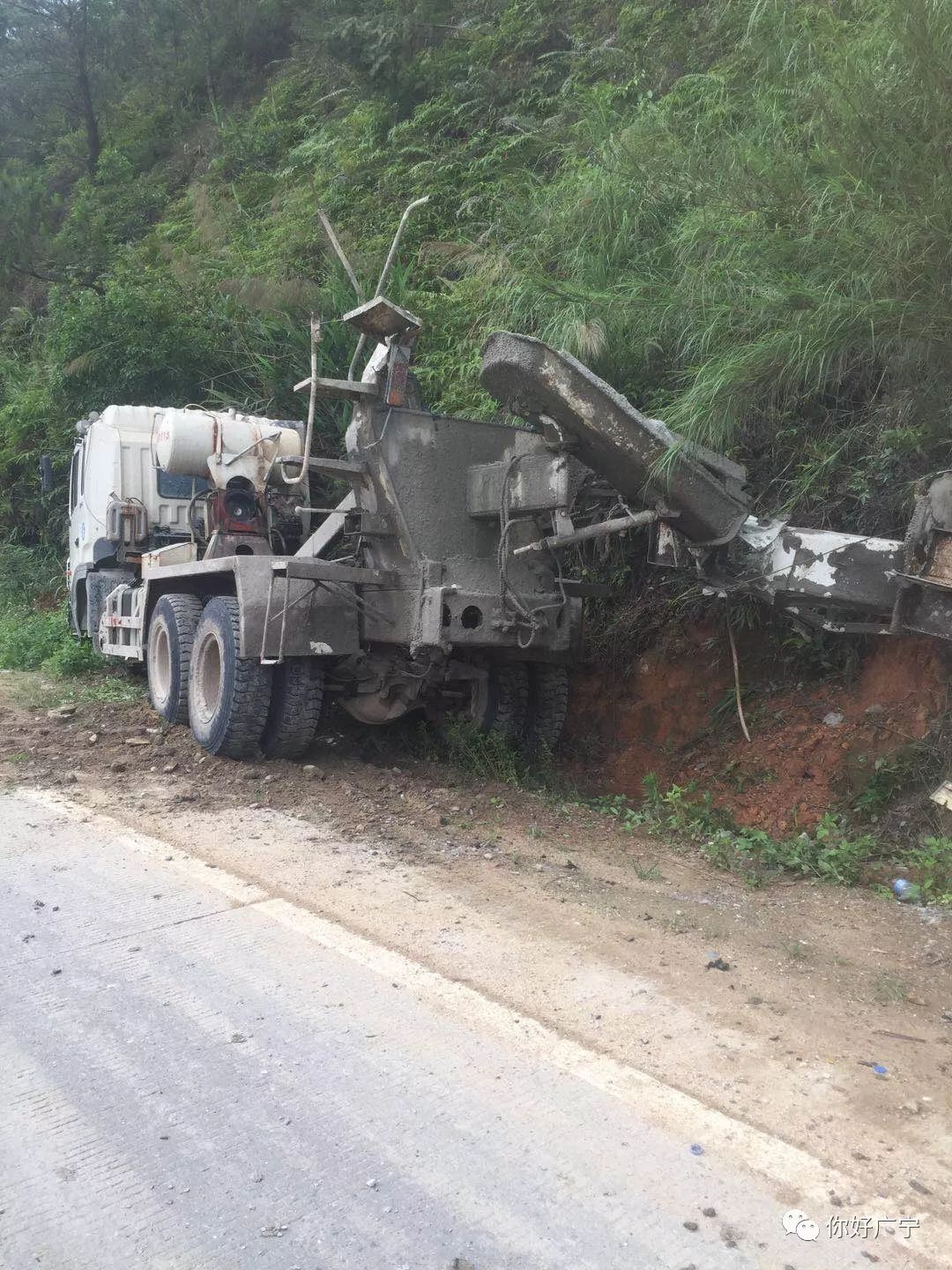 镇天心村路段,一辆运载水泥浆的搅拌车(俗称田螺车)疑似失控撞向山边