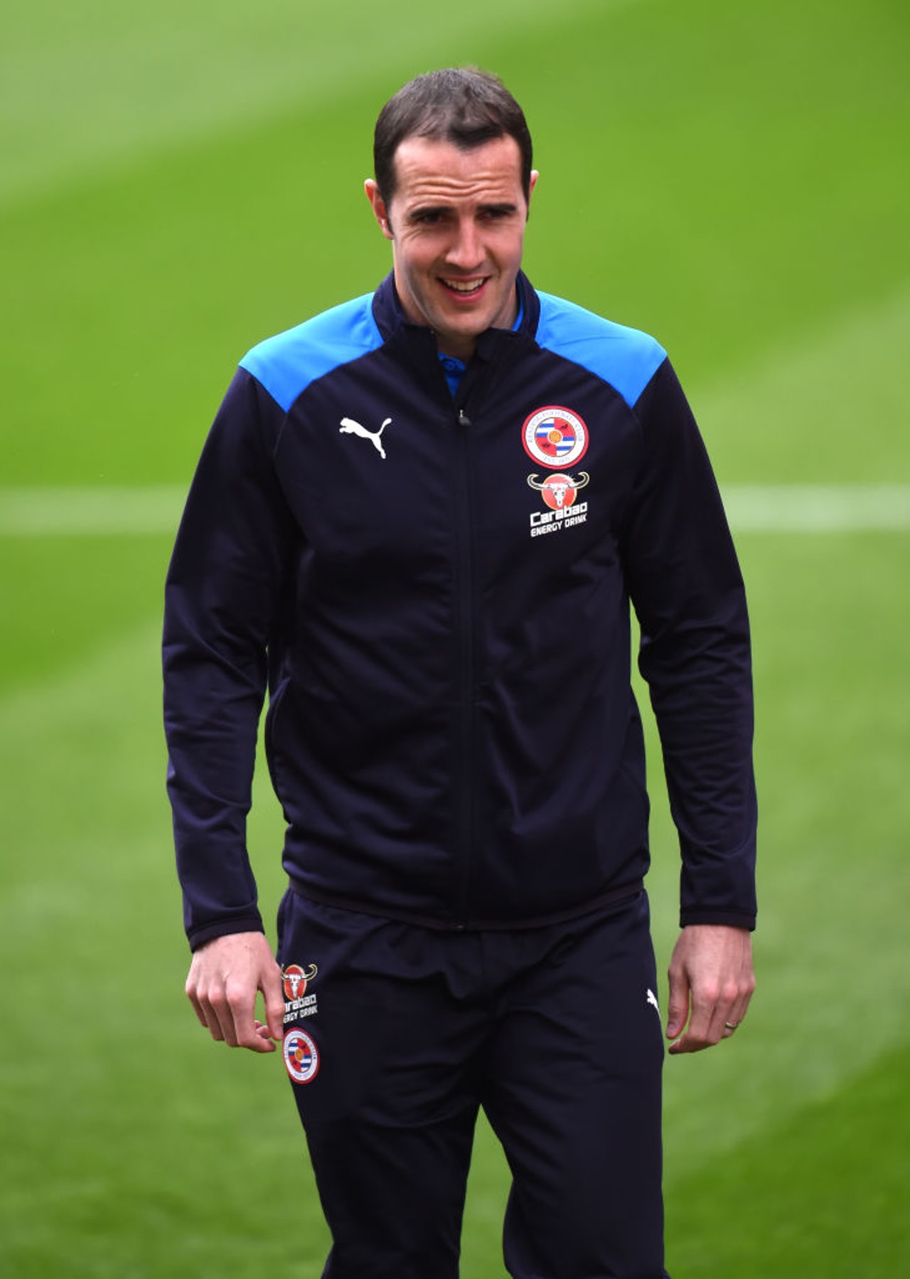 一代全能名将退役,踢前锋的他曾在曼联客串守门员扑掉基恩的单刀_奥谢