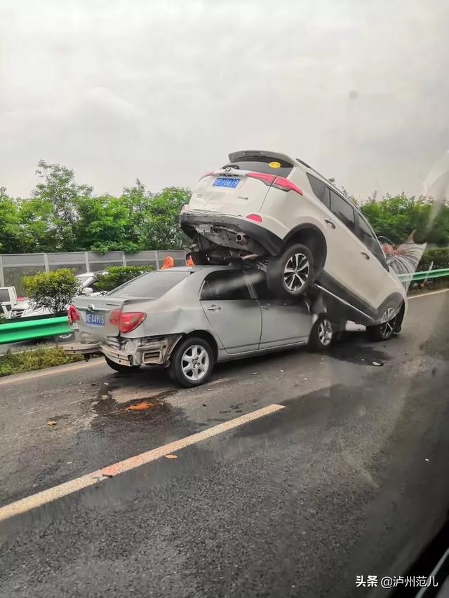 瀘州兩車發生離奇車禍一車騎在另一車上