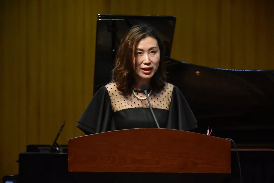 唐琳迎来了《青春之歌》的四位主演在同学们的热烈掌声下于丽水学院西