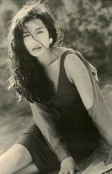 原创钟楚红30年前杂志旧照被扒出身穿吊带小露香肩风情万种太迷人