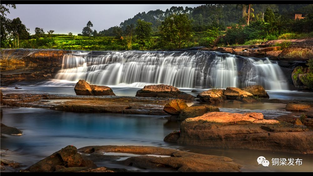 望去,湍急的水流咆哮而下,撞击在岩石之上,卷起千堆万朵白雪似的浪花