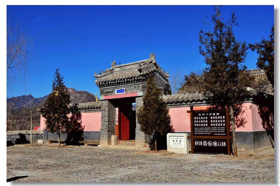 宗耶律隆绪对杨家军忠义勇猛所感召,故英雄相惜,有此建了这座杨令公祠