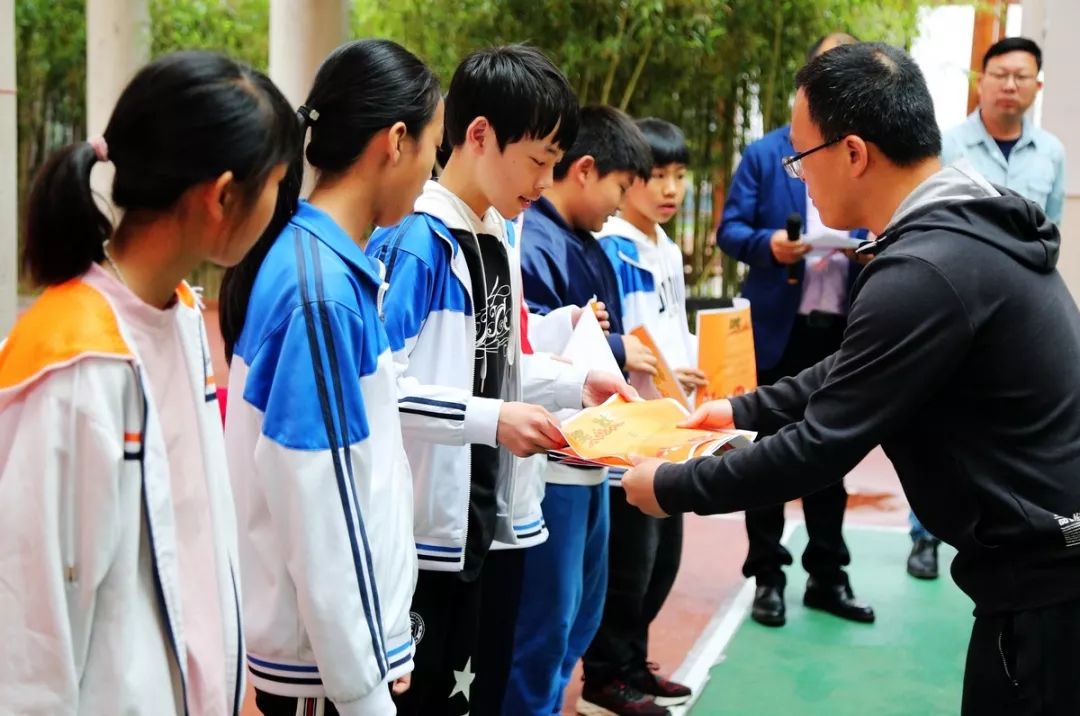 运动点燃激情,拼搏实现梦想——陈屿小学2019年春季田径运动会顺利