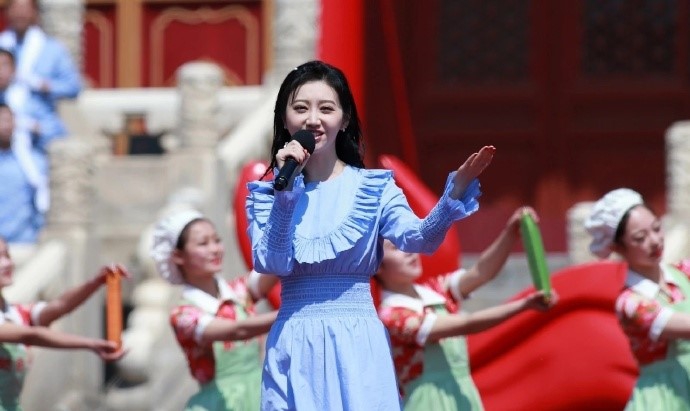 五一晚会众星献唱,央视镜头下黎明显老态,唐嫣小蛮腰不见了_景甜