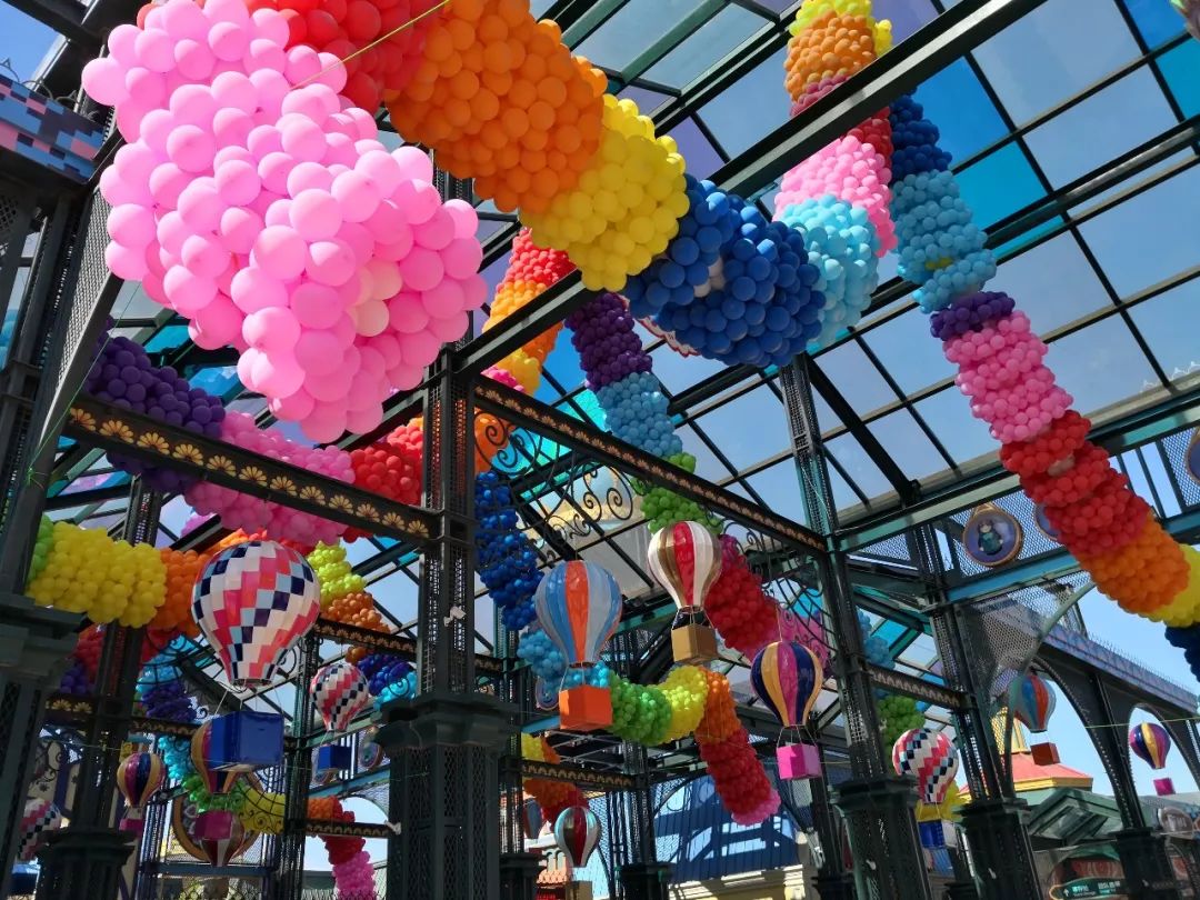 疯狂气球城即刻启程~将开园仪式的气氛推向高潮承载无数欢乐与美好的