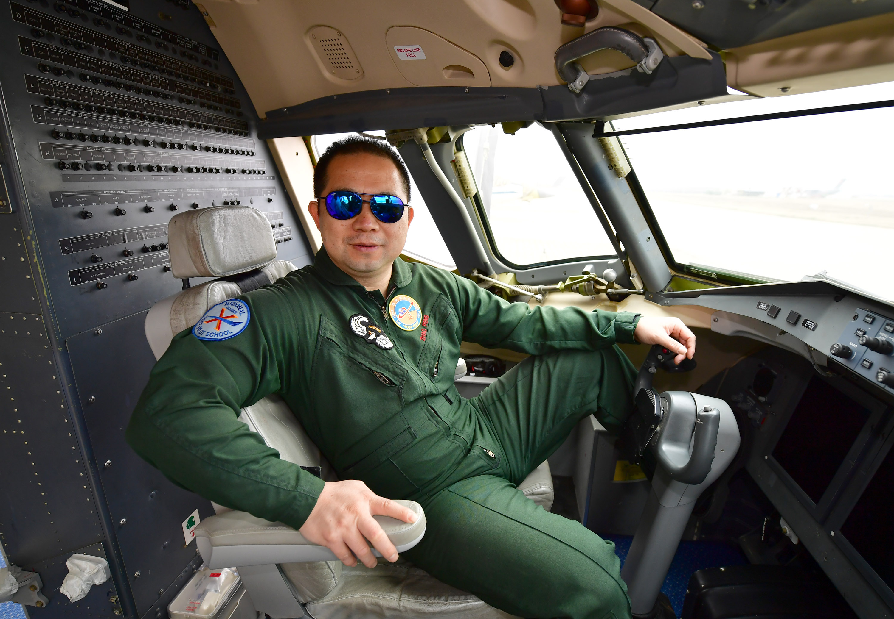 c919大型国产飞机试飞员赵鹏在飞行试验机驾驶舱内(4月2日摄).