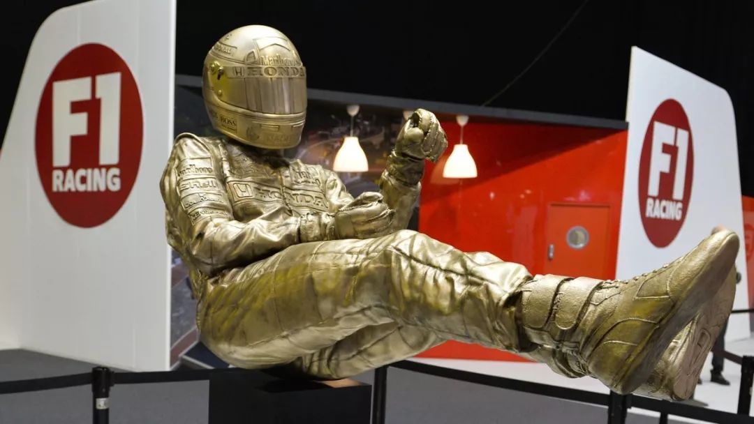 一尊由赛车雕塑家,人像画家paul oz打造的塞纳雕像将在巴塞罗那palau