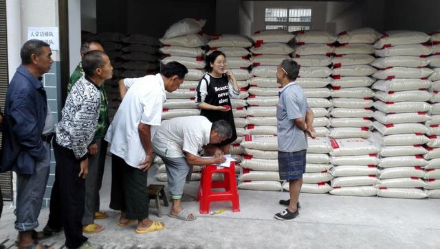 天柱县民政局给困难群众发放救助粮.