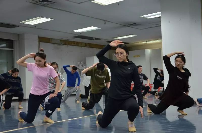 转载火舞翩跹五四舞蹈排练火热进行中