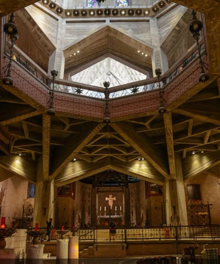 玩家行走在应许之地三