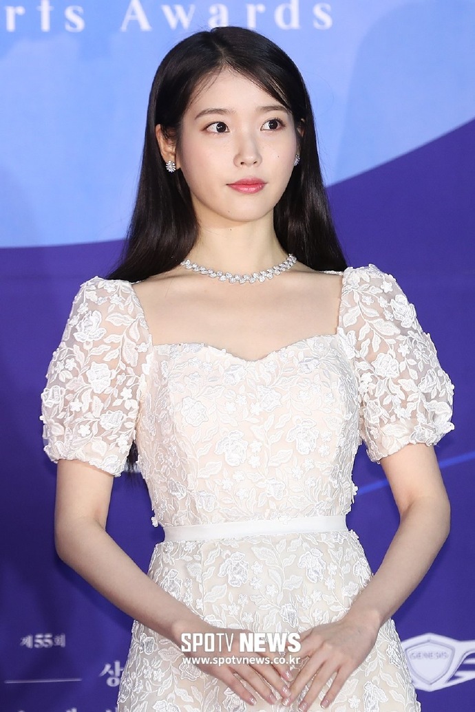 端庄优雅的化身iu亮相第55届百想艺术大赏红毯