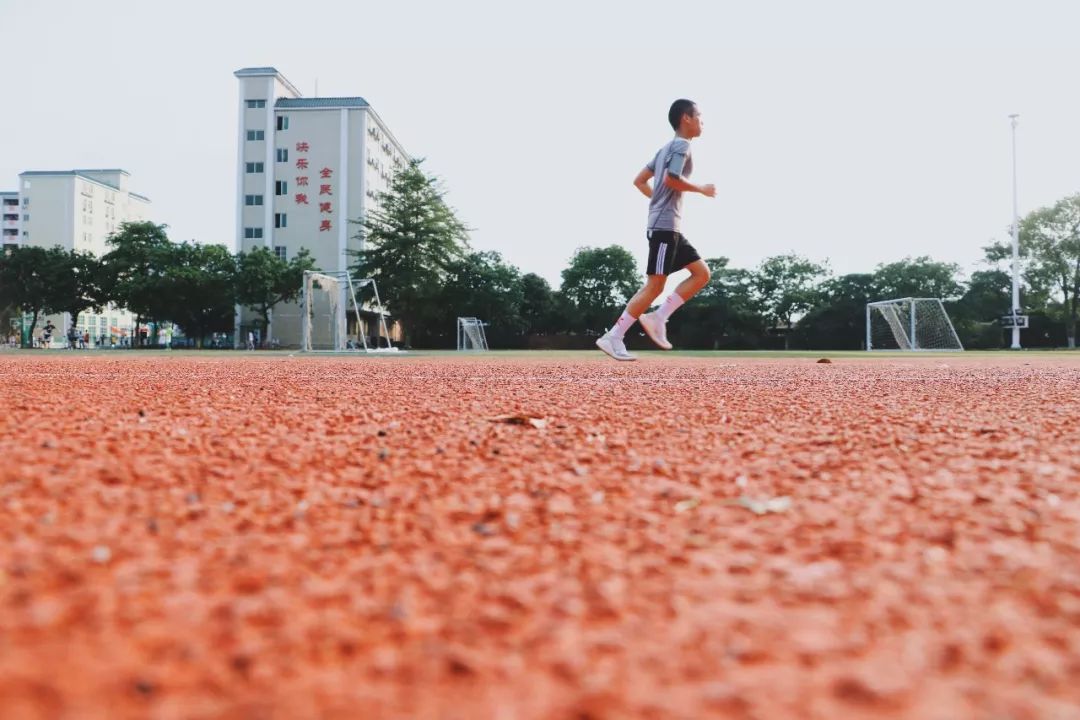 中学生跑步照片背影图片