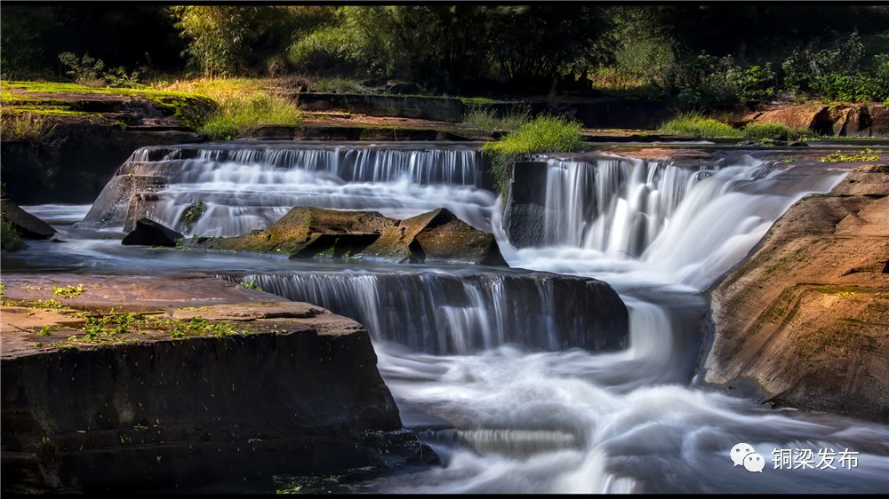 望去,湍急的水流咆哮而下,撞击在岩石之上,卷起千堆万朵白雪似的浪花