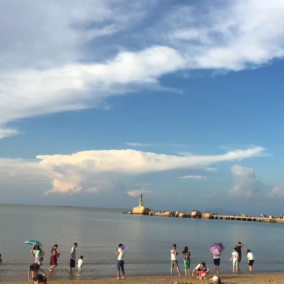 海滨泳场位于珠海市吉大情侣路中段,是市内唯一免费开放的室外游泳