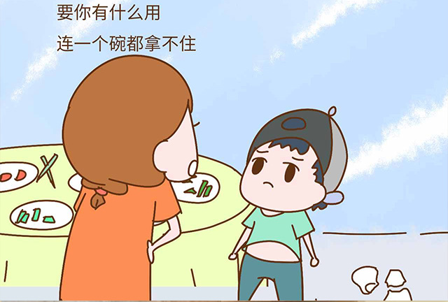 3岁女儿吃饭时打破了碗吓哭自己妈妈的做法值得我们学习